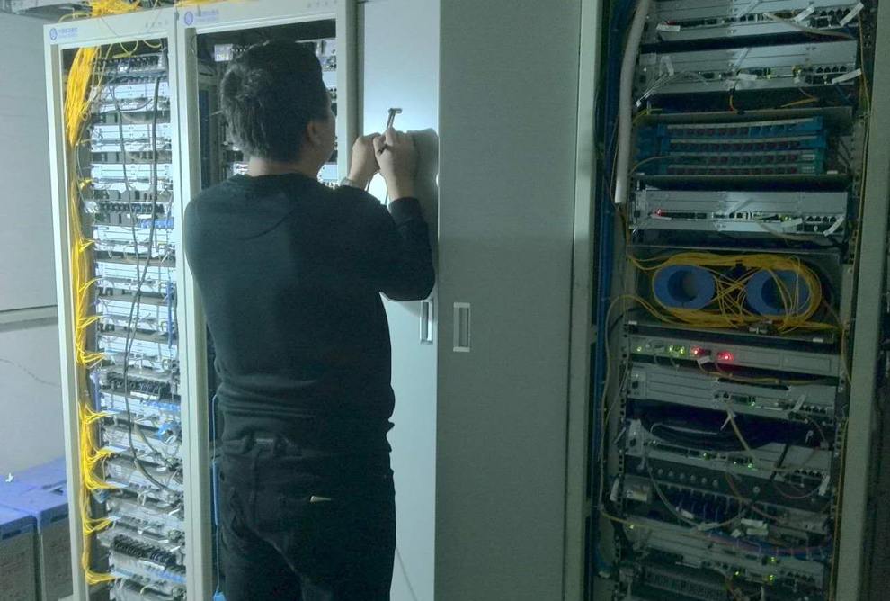 1596698847635704.jpg 工作人員現(xiàn)場安裝設(shè)備.jpg